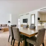 2 Bedroom Montaigne Tour Eiffel