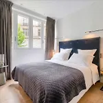 2 Bedroom Montaigne Tour Eiffel