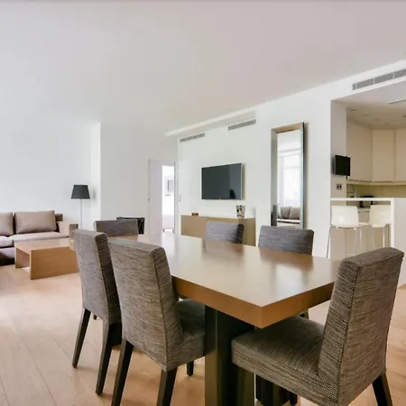 2 Bedroom Montaigne Tour Eiffel *