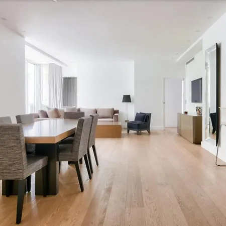 Appartamento 2 Bedroom Montaigne Tour Eiffel Parigi