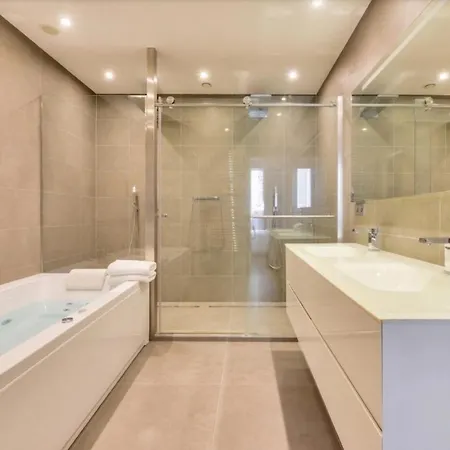 Appartamento 2 Bedroom Montaigne Tour Eiffel *