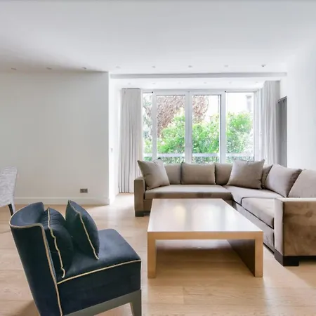 2 Bedroom Montaigne Tour Eiffel Appartamento Parigi
