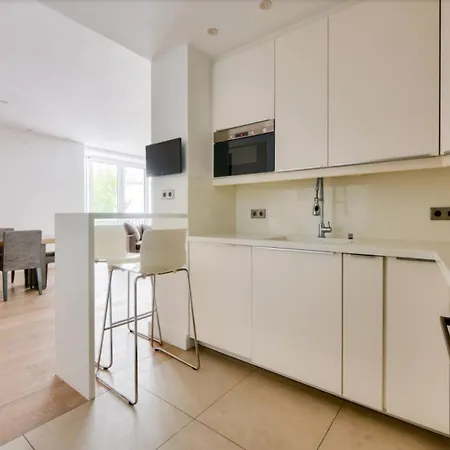 Appartamento 2 Bedroom Montaigne Tour Eiffel Parigi